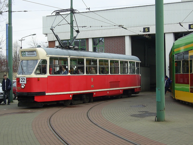 Warszawska "parówka" z poligonu trafi na poznańskie tory?
