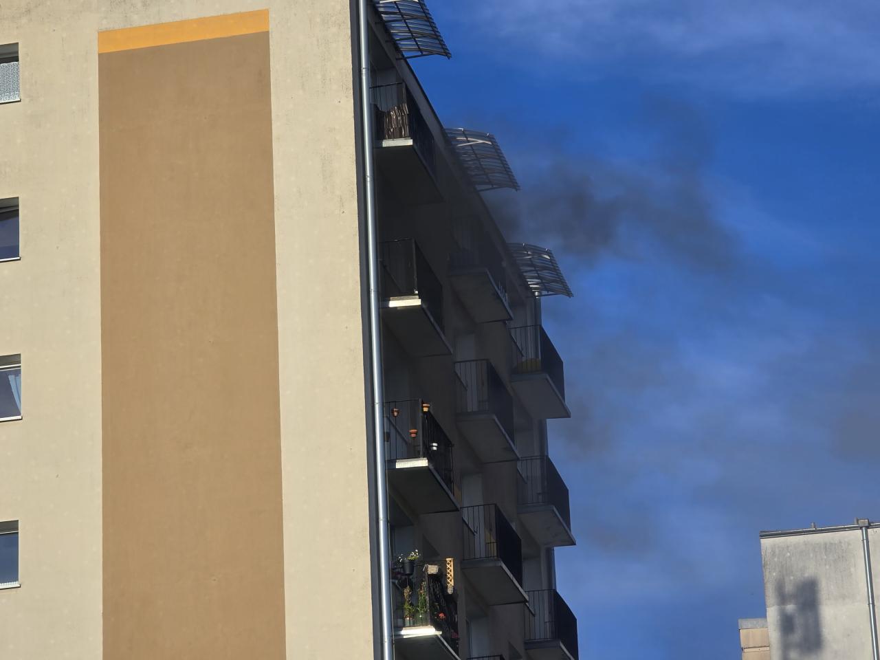 Akcja strażaków w jednym z bloków na Arciszewskiego