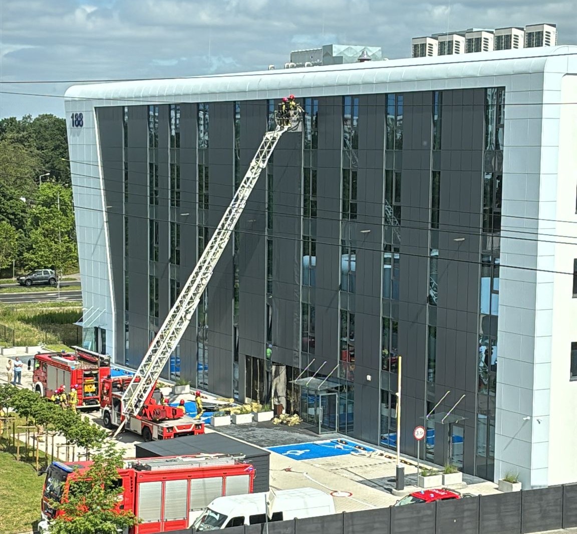 Pożar nowego biurowca na Chartowie. Ewakuowano 20 osób