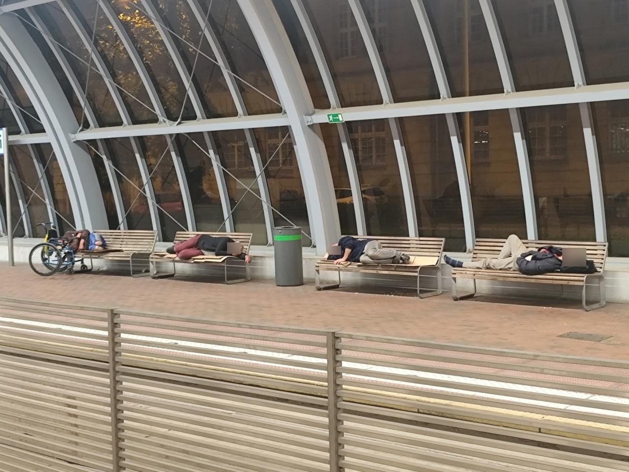 Ławki na przystanku PST okupowane przez bezdomnych. "Chciałbym prosić o dostawienie jeszcze jednej, bo wszystkie są pozajmowane"