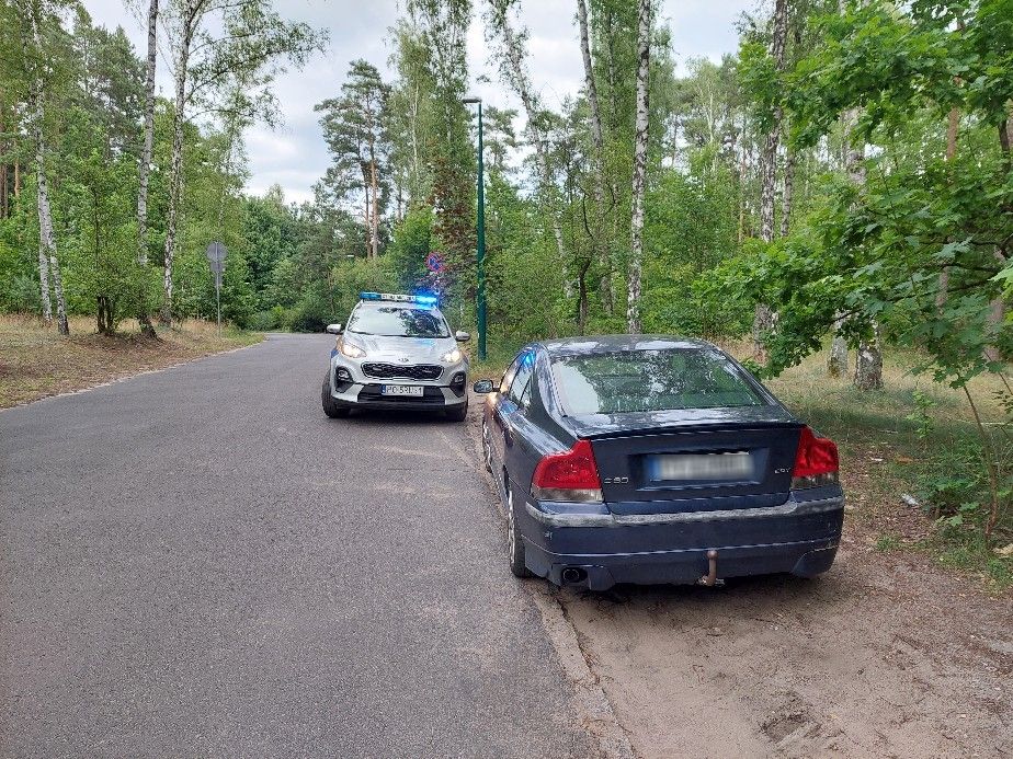 Strażnicy miejscy w Poznaniu nałożyli 112 blokad na koła i odholowali 30 aut. Tylko w weekend