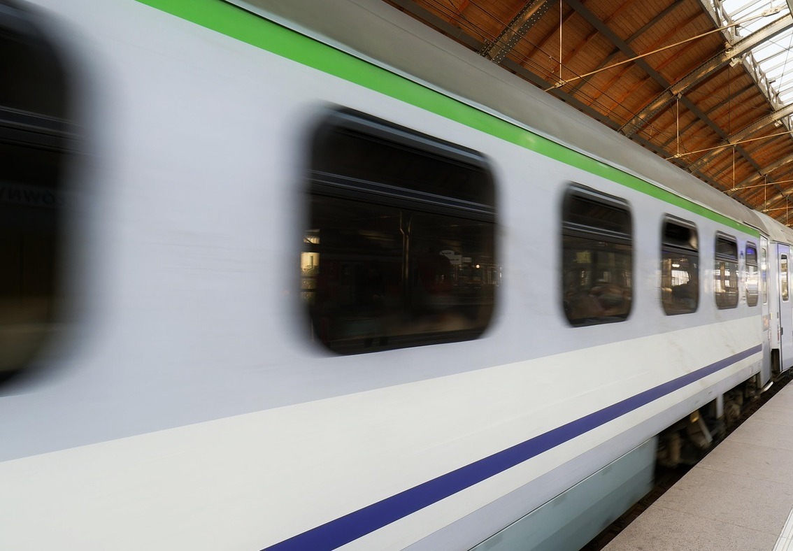 Rowerzystka nie przeżyła potrącenia przez pociąg. Tragedia w regionie