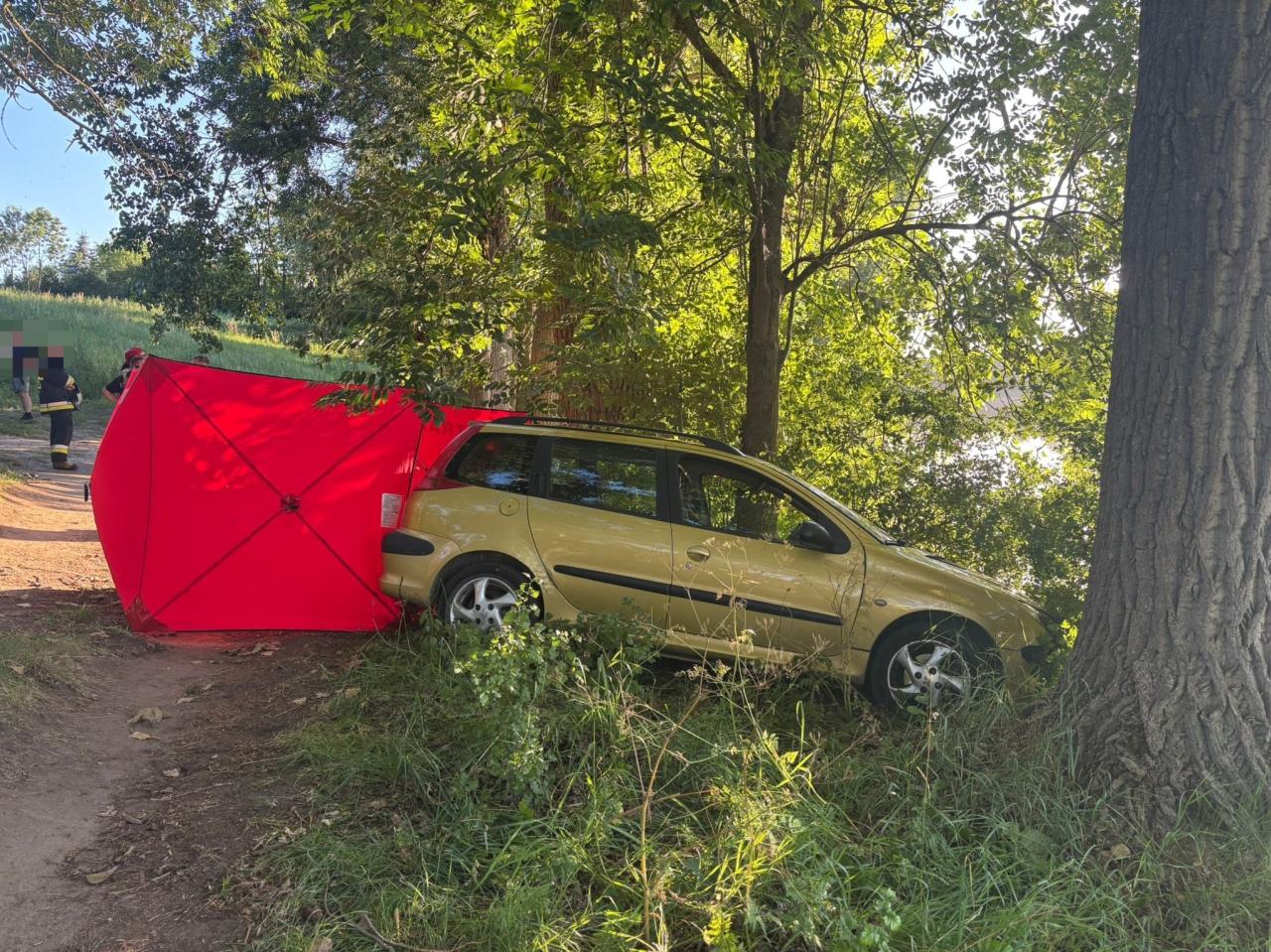 Koszmarny wypadek nad jeziorem. 72-latek przygnieciony przez auto, nie udało się go uratować