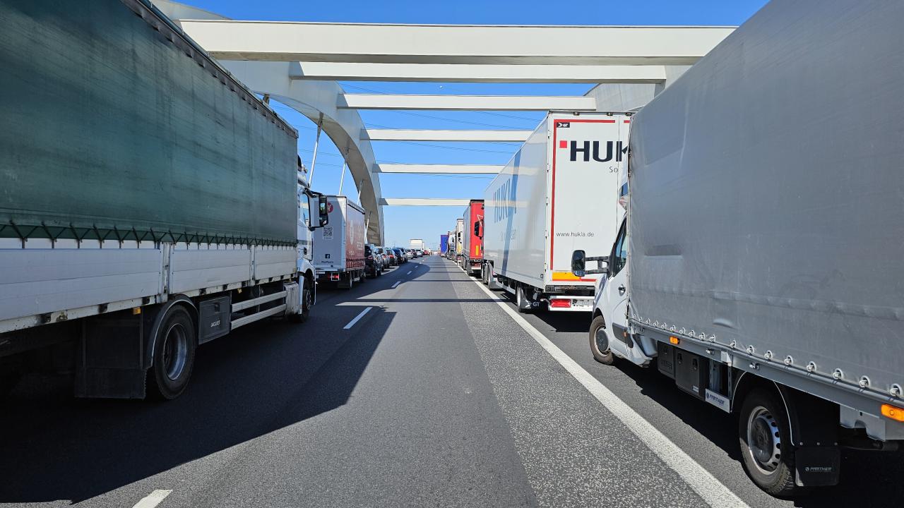 Poważny wypadek pod Poznaniem na S11. Śmigłowiec LPR lądował do zakleszczonej w samochodzie osoby