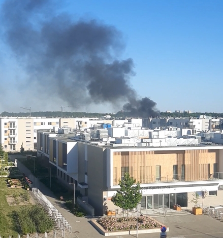 Pożar auta w mieście. Podróżujący zdążyli z niego wysiąść