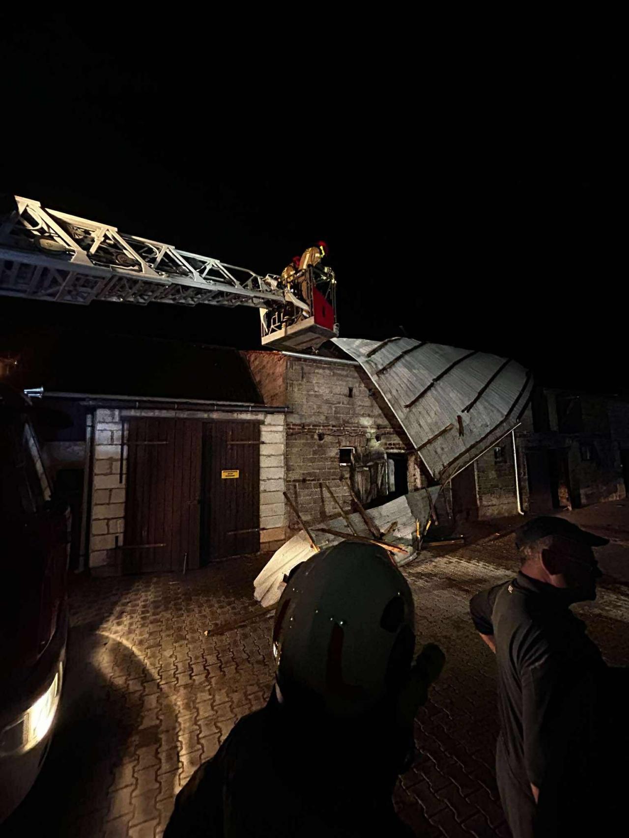 Strażacy dopiero we wtorek zakończyli działania związane z nawałnicą. "Uszkodzone poszycia dachowe, połamane drzewa, zniszczone budynki"