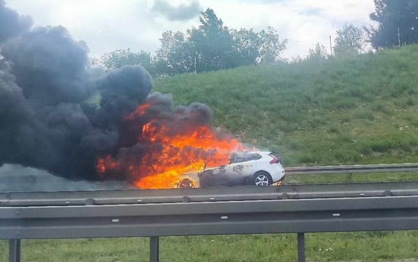 Utrudnienia na autostradowej obwodnicy Poznania. Płonie auto