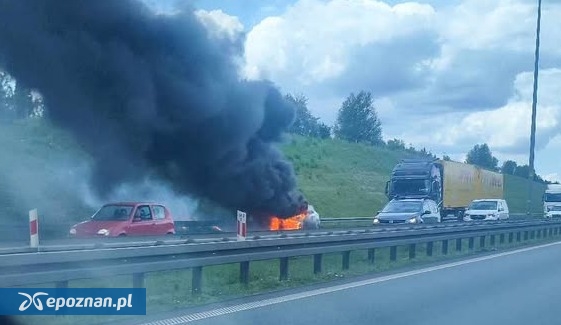 Samochód w ogniu na A2. "Kierowcy się nie popisali…"