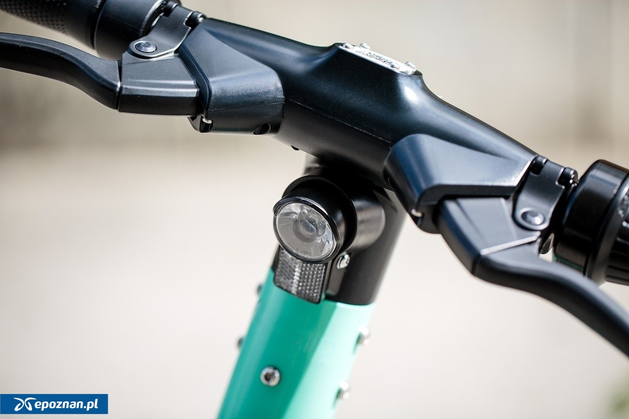 Region. 19-latek przewrócił się na hulajnodze i uderzył w stojący samochód. Musi zapłacić 3300 złotych mandatu