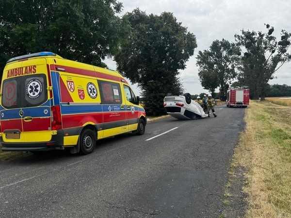 Samochód dachował w podpoznańskiej miejscowości. Jedna osoba ranna