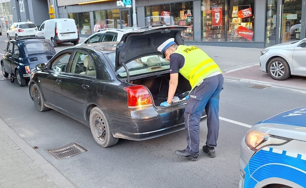 Palił za kierownicą jadąc po Jeżycach, zatrzymał go policjant po służbie. Policja: "W paleniu nie byłoby nic dziwnego, gdyby nie charakterystyczny zapach"