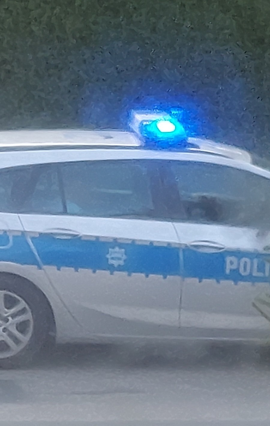 Poważny wypadek w regionie. Zderzyły się trzy samochody. Jedna osoba jest ranna. Droga całkowicie zamknięta