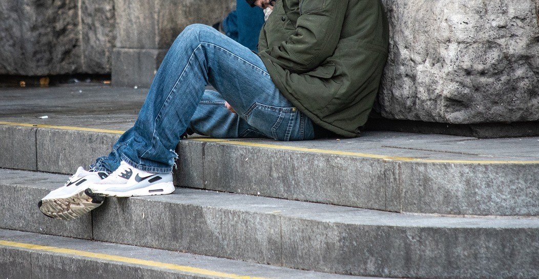 Wilda: młody chłopak szuka jedzenia w śmietniku. "Ma długie i mocno splątane włosy"