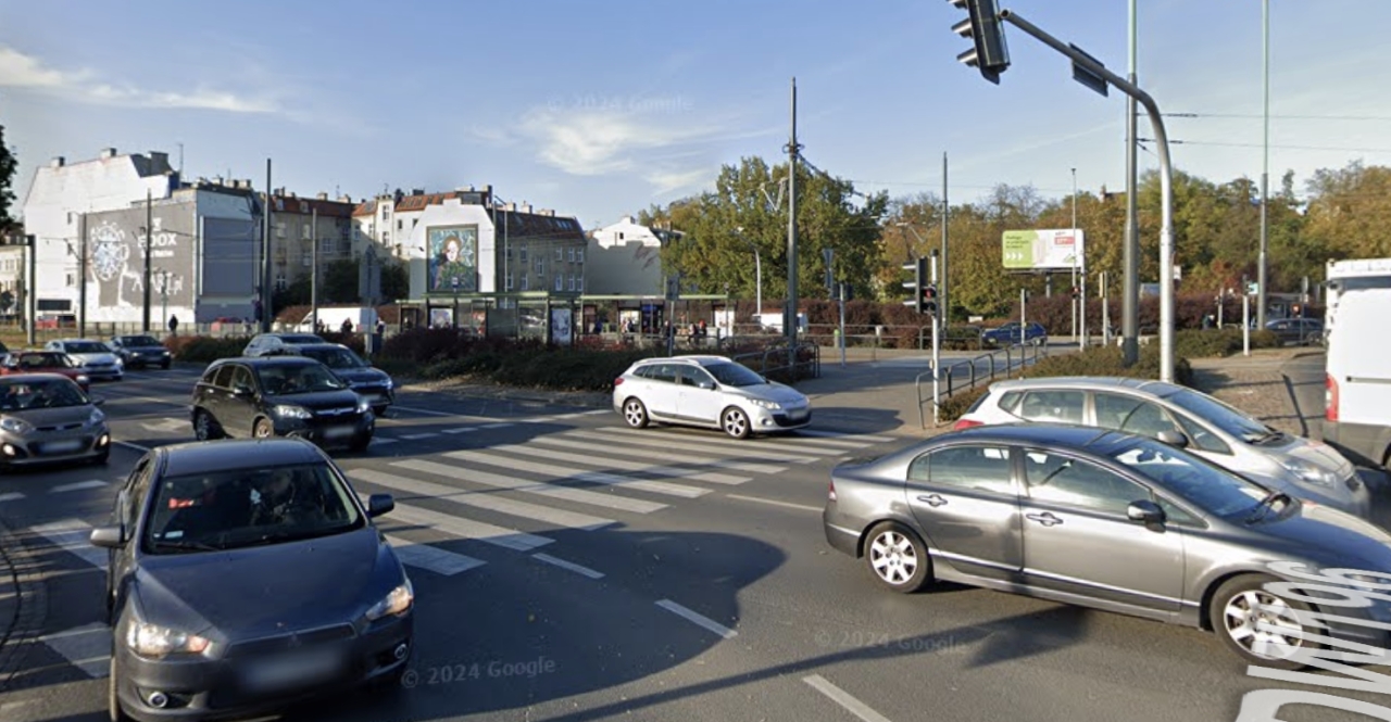 Potrącenie rowerzysty przy rondzie Śródka. Jechał po przejściu dla pieszych