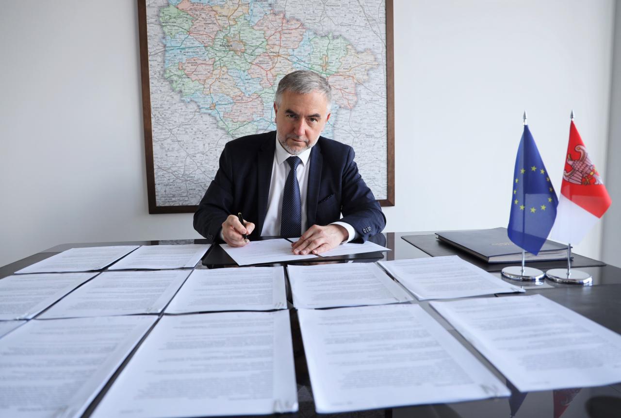 2,5 miliona złotych na ratowanie wielkopolskich zabytków. "Systematycznie podpisuję umowy."