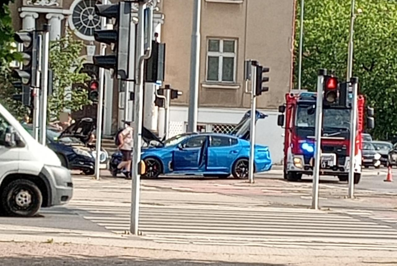 Wypadek z udziałem dwóch samochodów w Poznaniu. "Najbezpieczniejsze rondo w mieście"