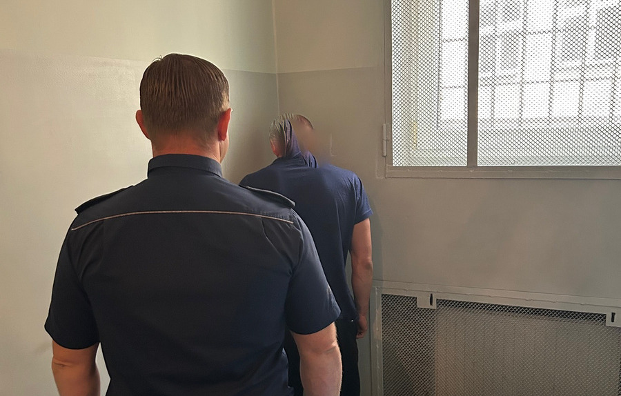 Agresywny mężczyzna na dachu budynku w regionie. "Policjanci zastosowali dwie pary kajdanek"