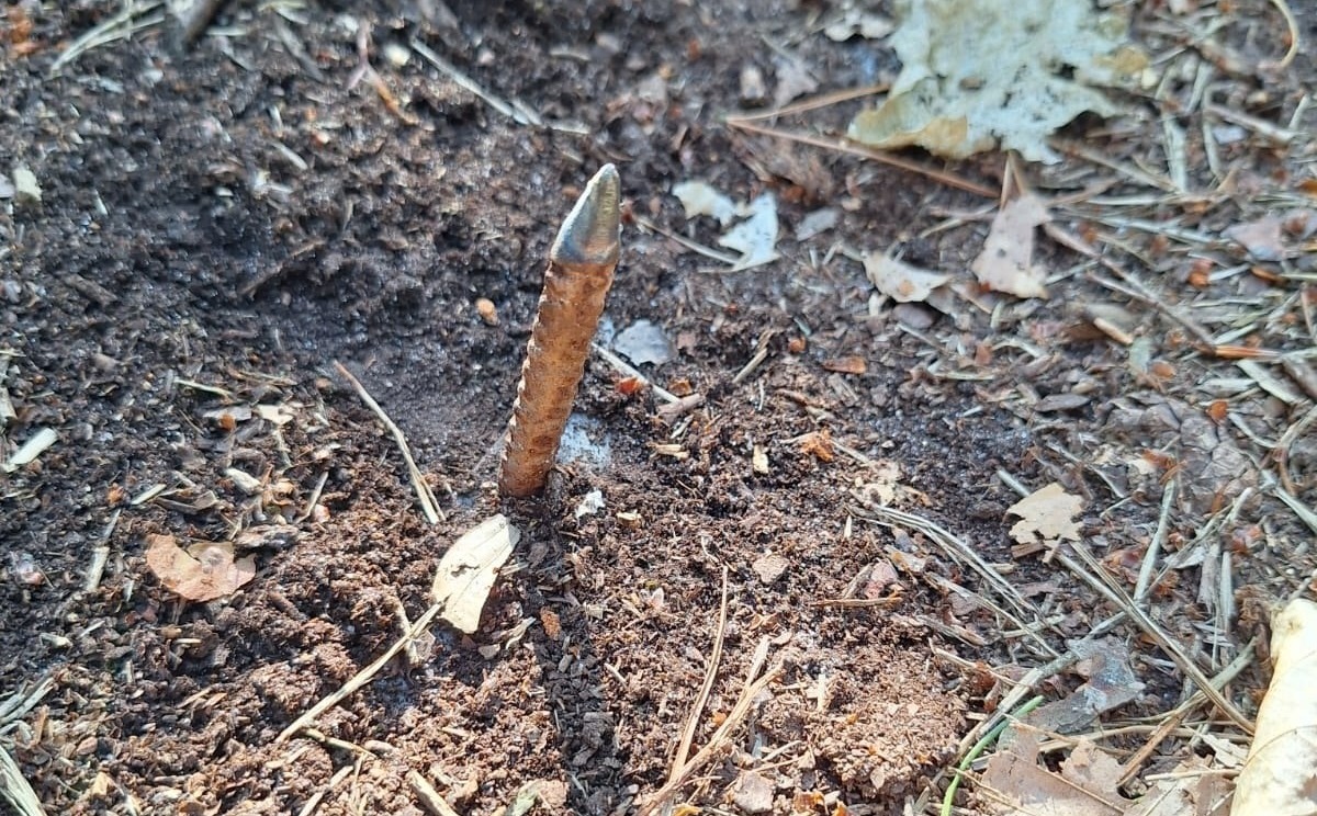 Skrajnie niebezpieczna sytuacja na drogach leśnych w regionie. Ktoś rozkłada zaostrzone kolce