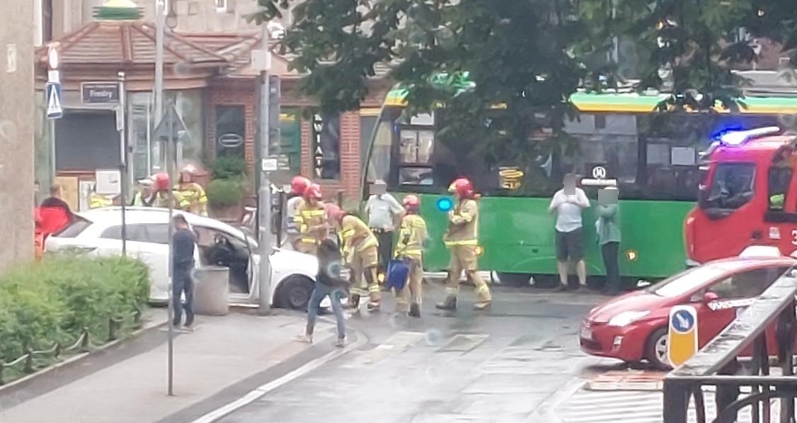 Utrudnienia w centrum po kolizji tramwaju z samochodem