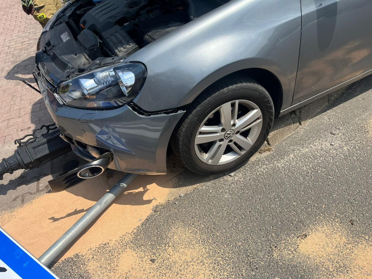 Zwalniał, przyspieszał i wjeżdżał na przeciwny pas ruchu. Policjant poza służbą zatrzymał kompletnie pijanego kierowcę