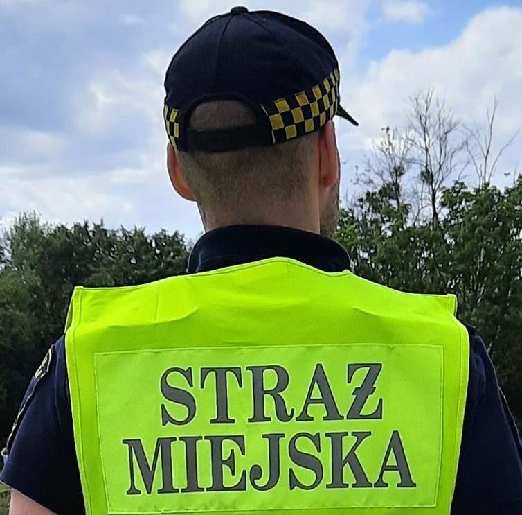 Pies ugryzł listonosza. Wybiegł przez niedomkniętą furtkę. Właścicielka ukarani wysokim mandatem