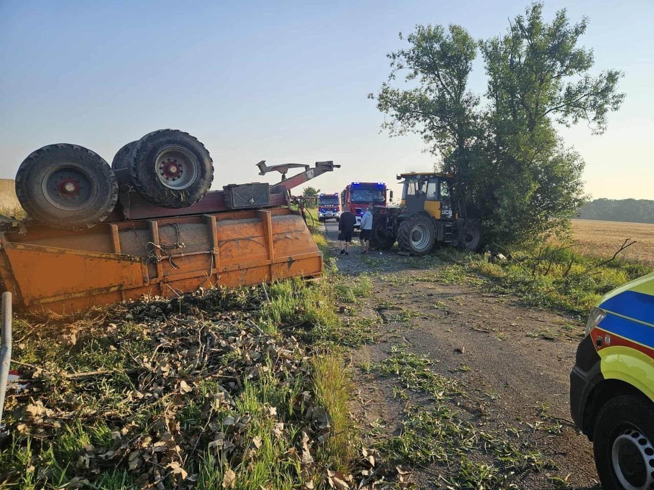 Wypadek przy pracy w podpoznańskiej miejscowości. Ciągnik rolniczy uderzył w drzewo. Jest osoba poszkodowana