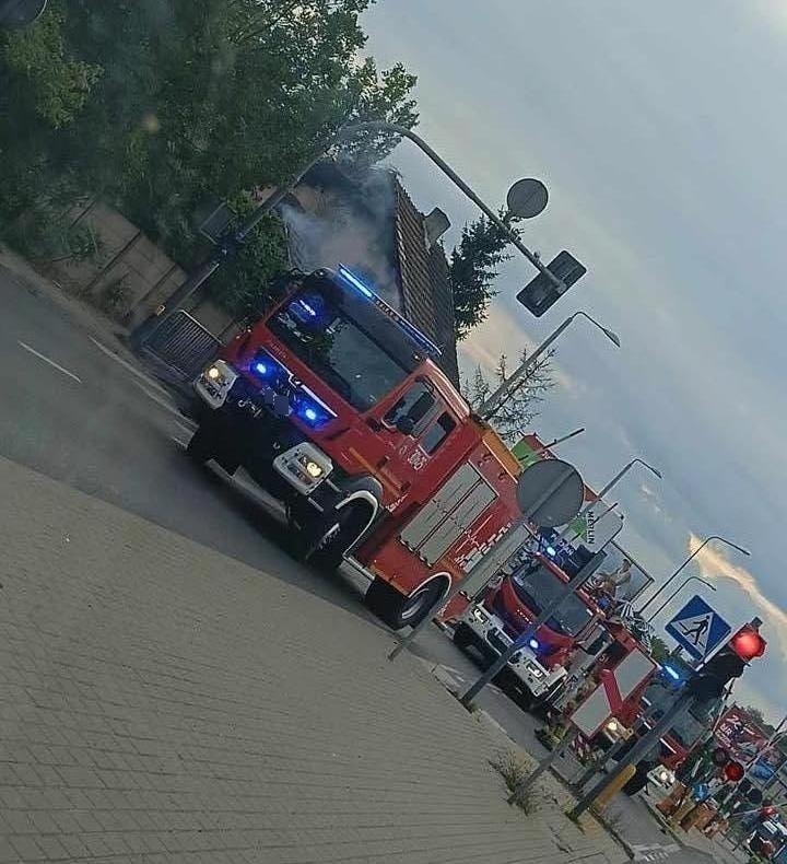 Bałtycka: pożar budynku przed przejazdem kolejowym