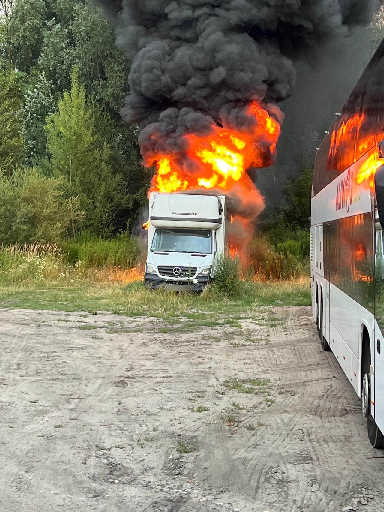 Rubież: pali się samochód. Czarny dym widoczny z drugiego końca miasta