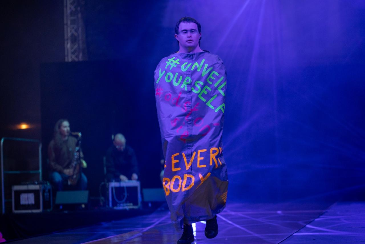 Niezwykły performance w centrum Poznania. W pokazie mody brał udział aktor z serialu "Klan"