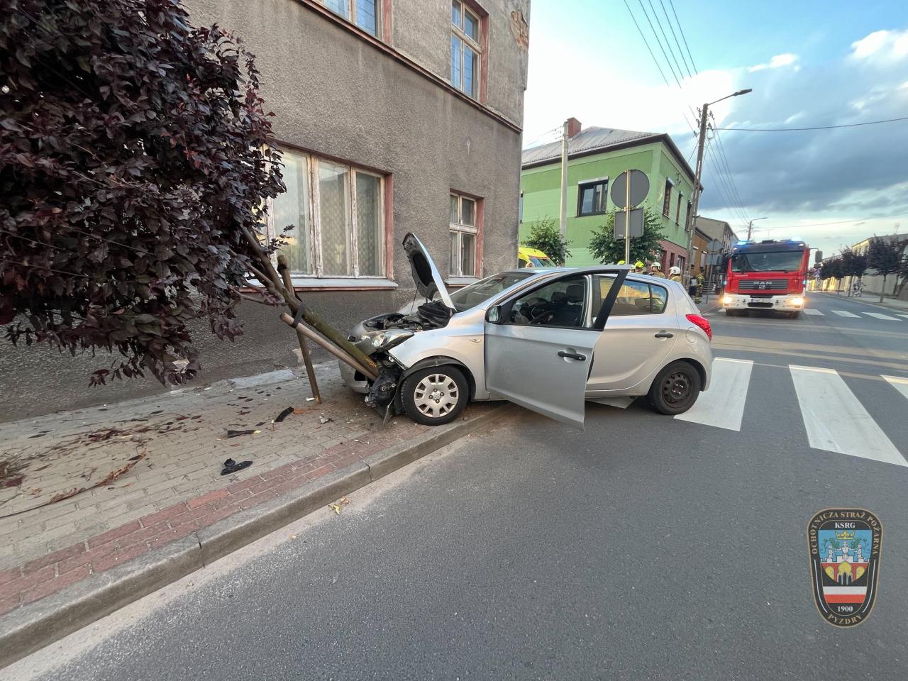 Nietypowa kolizja w regionie. Samochód "nadział się" na drzewo