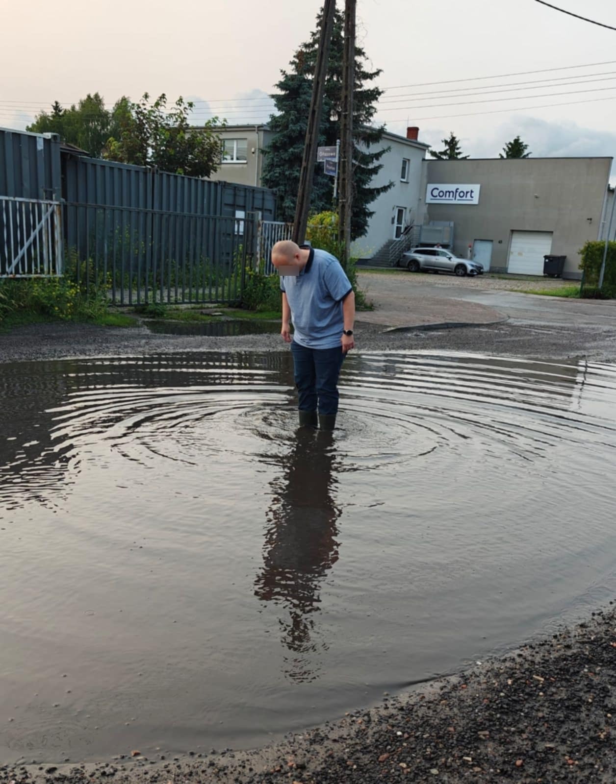 Właściciel nieruchomości po deszczu z trudem dociera do posesji. "Jak tu funkcjonować i jak prowadzić tutaj firmę?". Jest odpowiedź ZDM