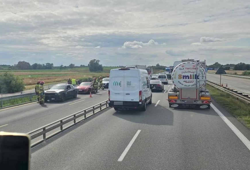 Poważne zderzenie samochodów na poznańskim odcinku A2. Są ogromne utrudnienia. "Karetka utknęła w zwężeniu"