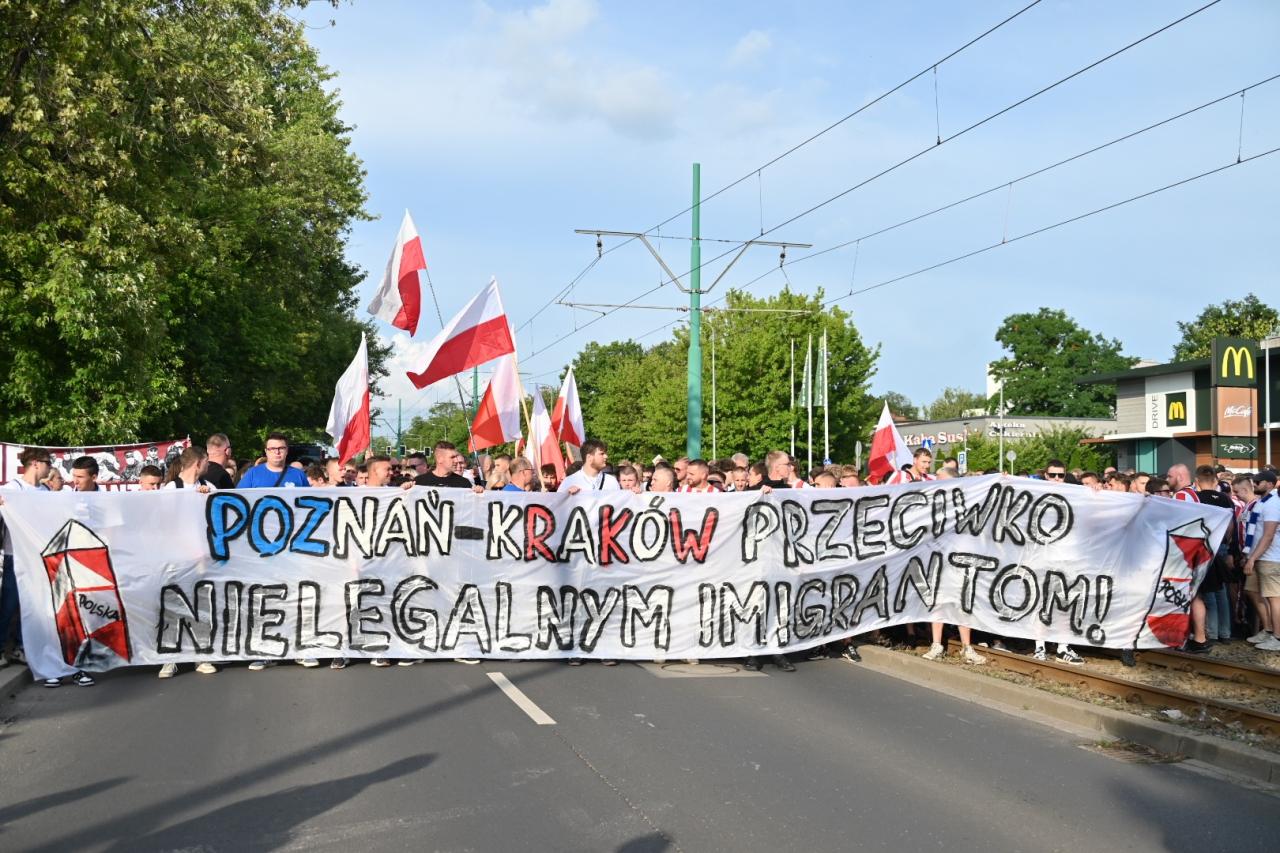 Duża frekwencja na "Marszu Antyimigracyjnym". "Żadnej integracji, wszyscy do deportacji"