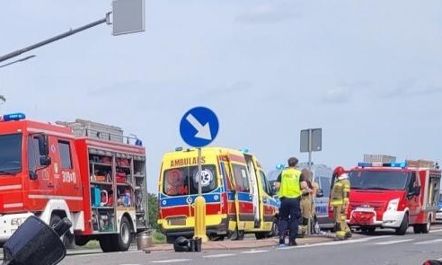 Kierowca samochodu dostawczego wjechał w bariery. Auto dachowało i znalazło się w rowie
