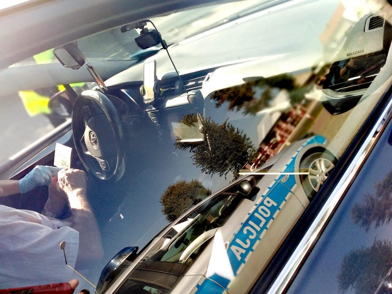 Policyjny parawan w lesie na terenie Poznania. "Spacerowicz znalazł fragmenty ludzkiej tkanki"