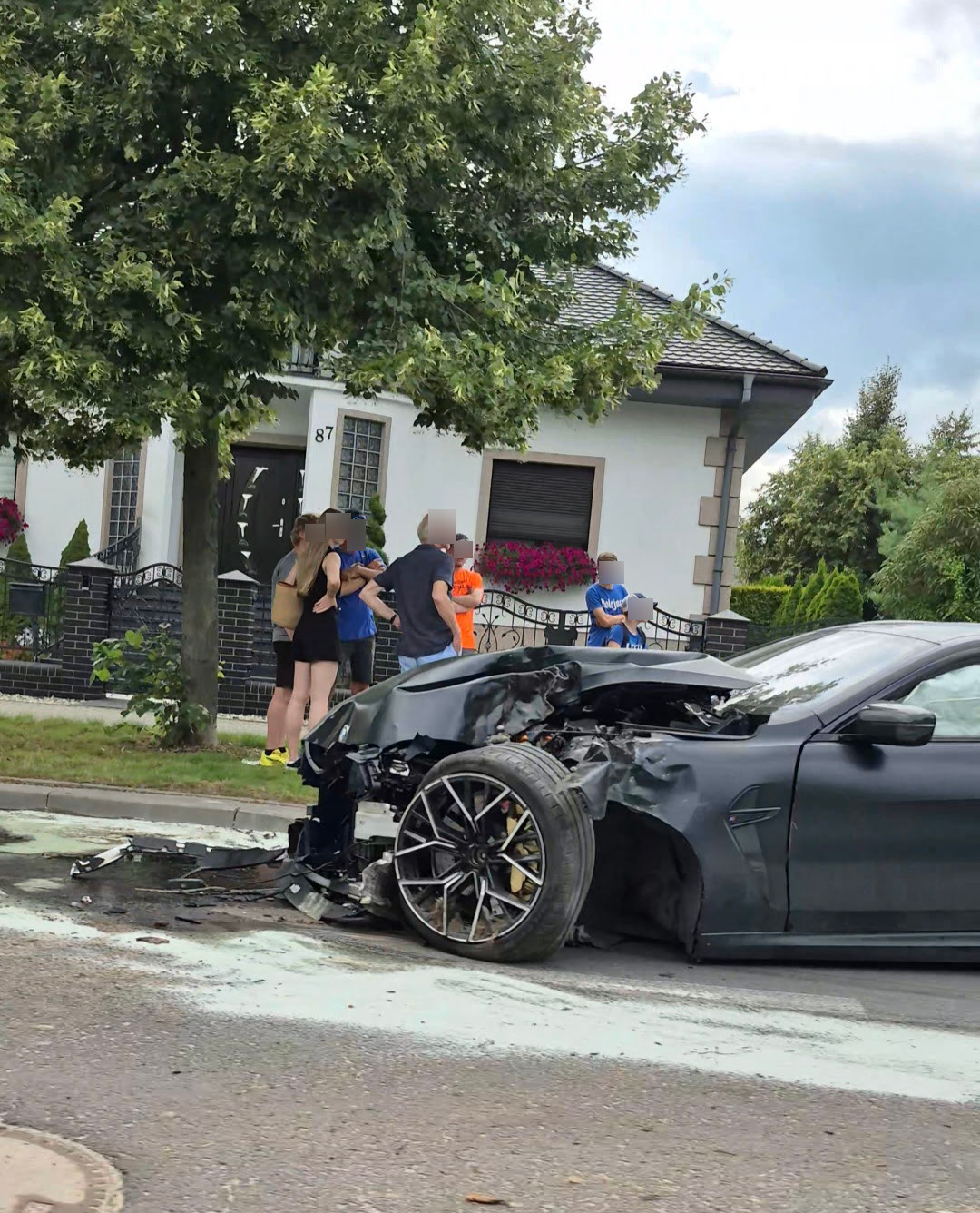 Akcja służb na Strzeszynie. "BMW skasowało drzewo"