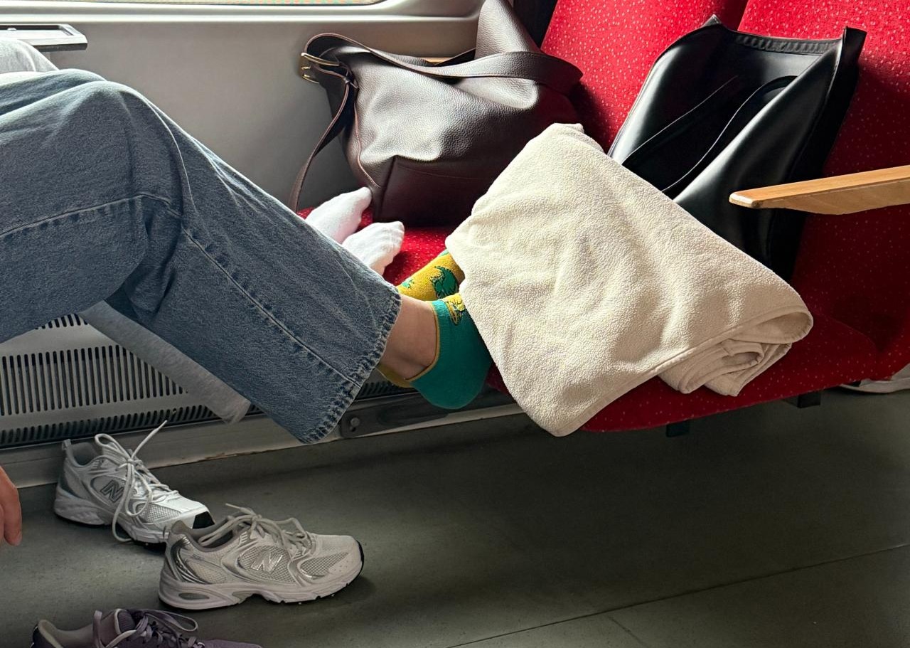 Znowu stopy w skarpetach na siedzeniu w pociągu. "Niedobrze się robi"