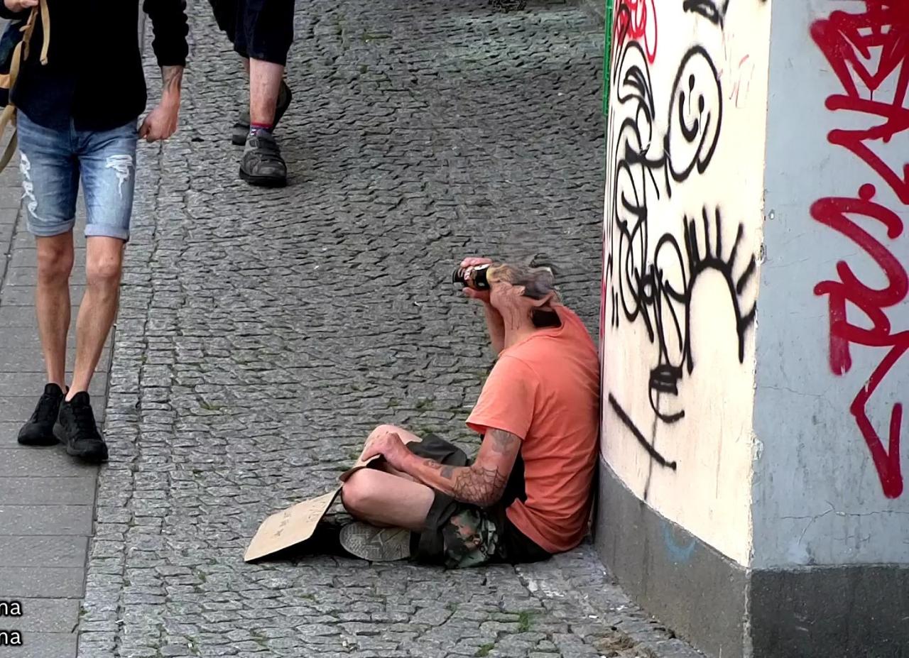 Chłodzą się "piwkiem" na poznańskich ulicach. Wysyp interwencji strażników miejskich
