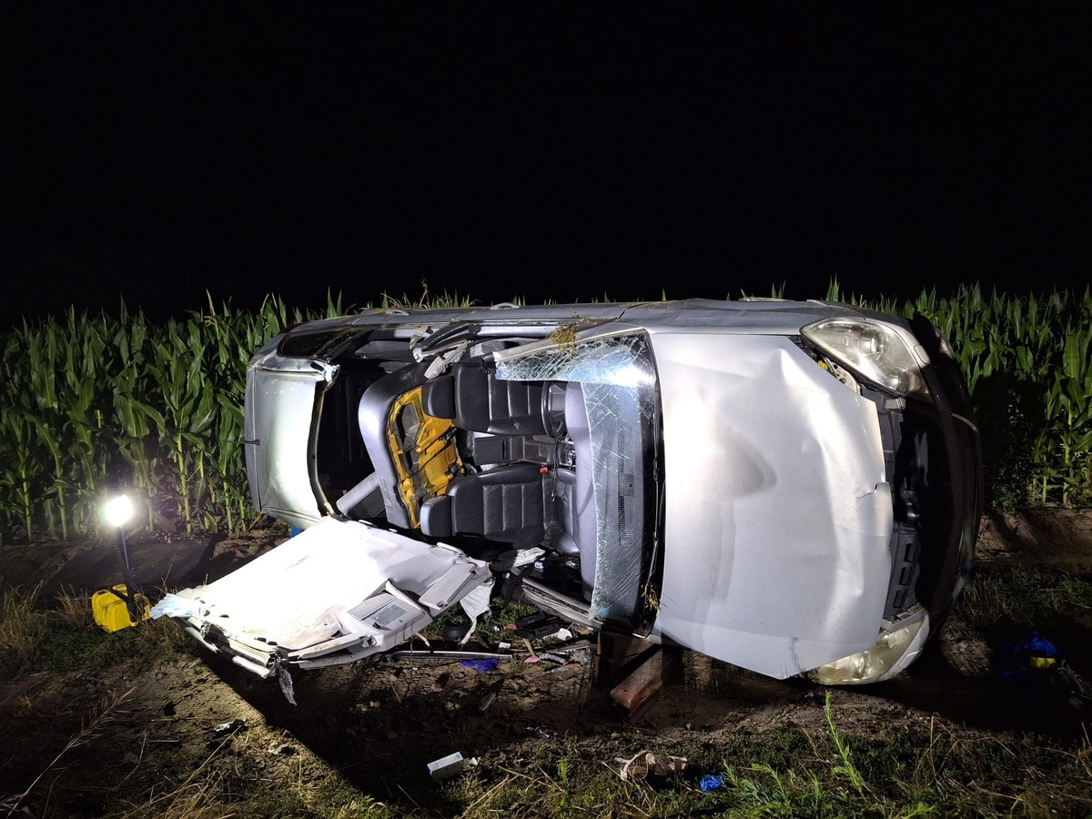 Region. Kierowca uciekł po wypadku, zostawiając w samochodzie ranną pasażerkę