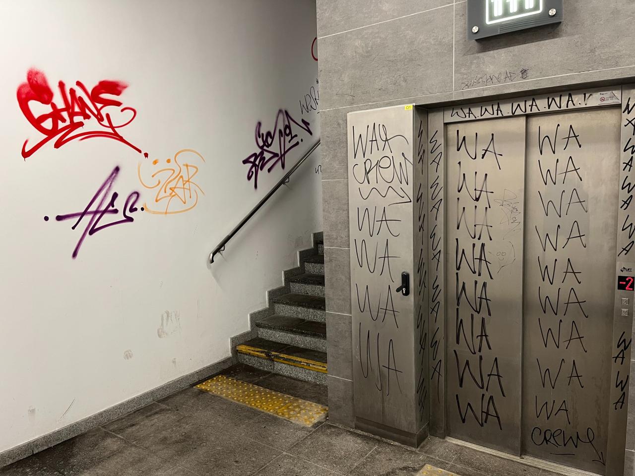 Infrastruktura przy miejskim parkingu w centrum Poznania w opłakanym stanie. "Odradzam korzystanie z tego parkingu, chyba iż ktoś lubi odwiedzać meliny"