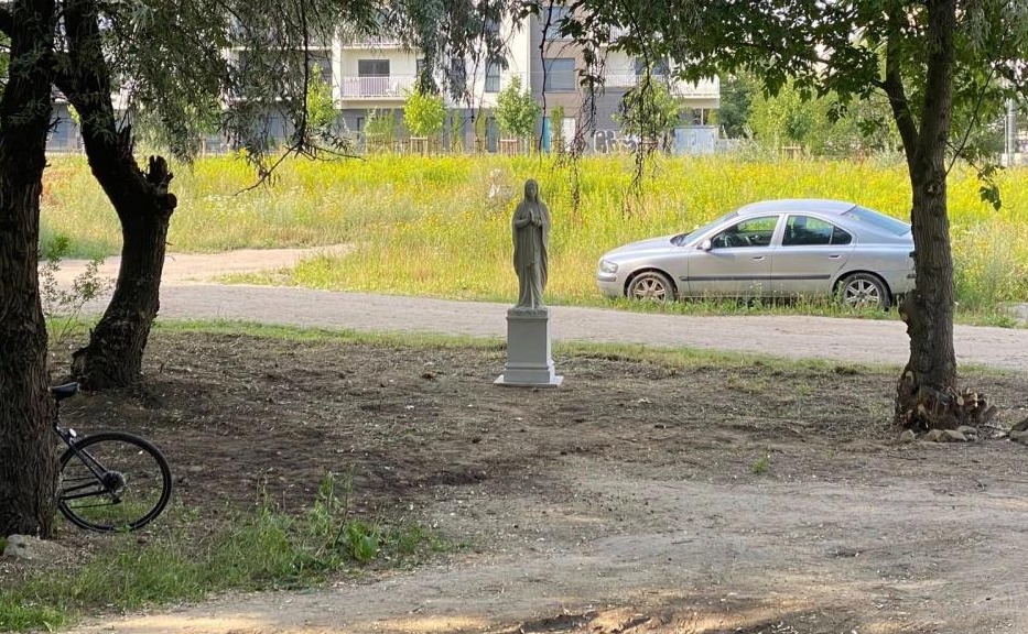 Był osiedlowy dziki parking, jest figura Maryi