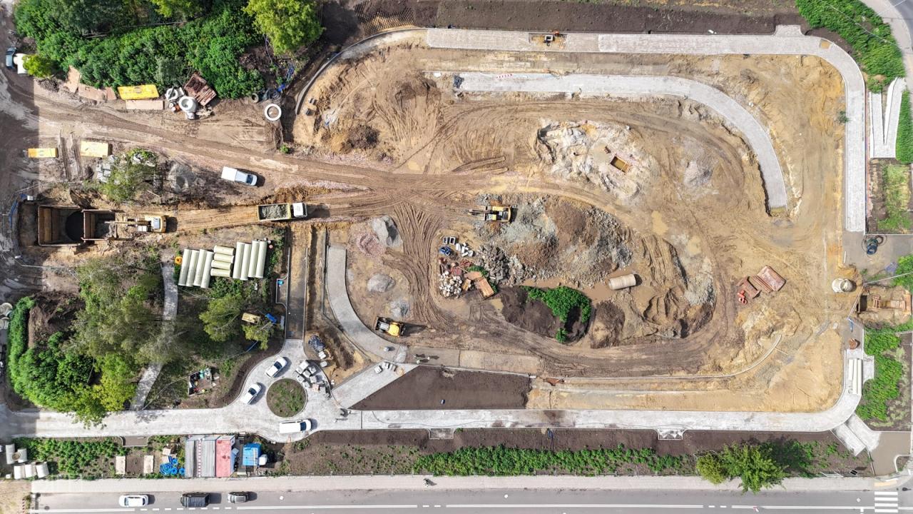 Na tyłach poznańskiej galerii budują zbiornik retencyjny. Prace coraz bardziej zaawansowane