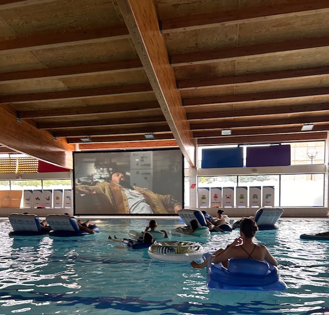 Oglądali film w poznańskim basenie. Kolejne "Szczęki"?