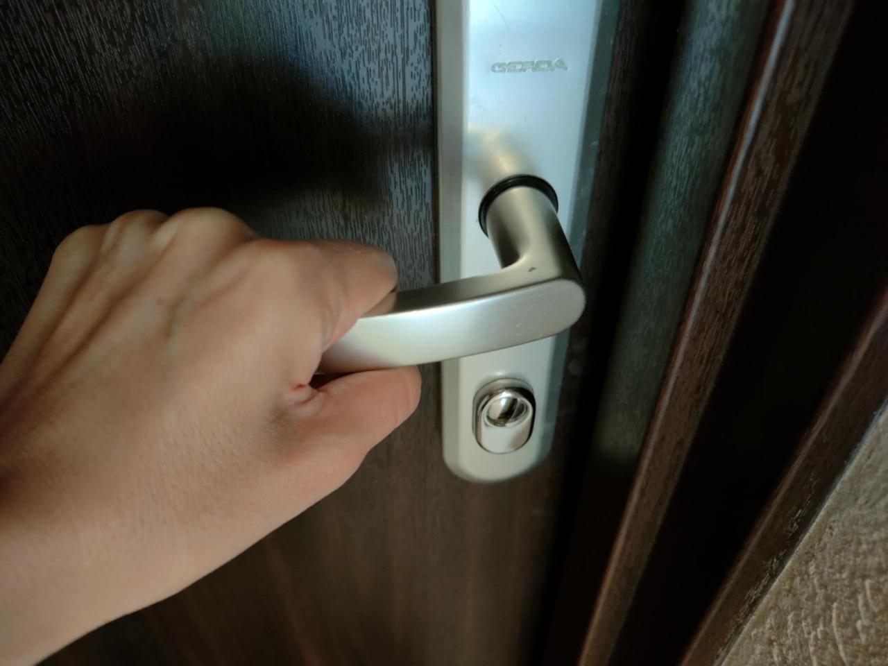 Ktoś znowu chodzi po klatkach schodowych i szarpie za klamki. "Moje amstaffy czekają"