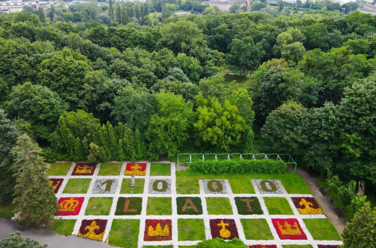 Bolesław Chrobry uczczony w poznańskim parku spektakularnym dywanem kwiatowym