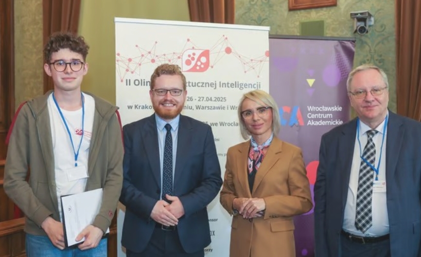 Uczeń poznańskiego liceum będzie reprezentował Polskę na Międzynarodowej Olimpiadzie AI w Pekinie. Wśród młodzieży coraz więcej pasjonatów sztucznej inteligencji