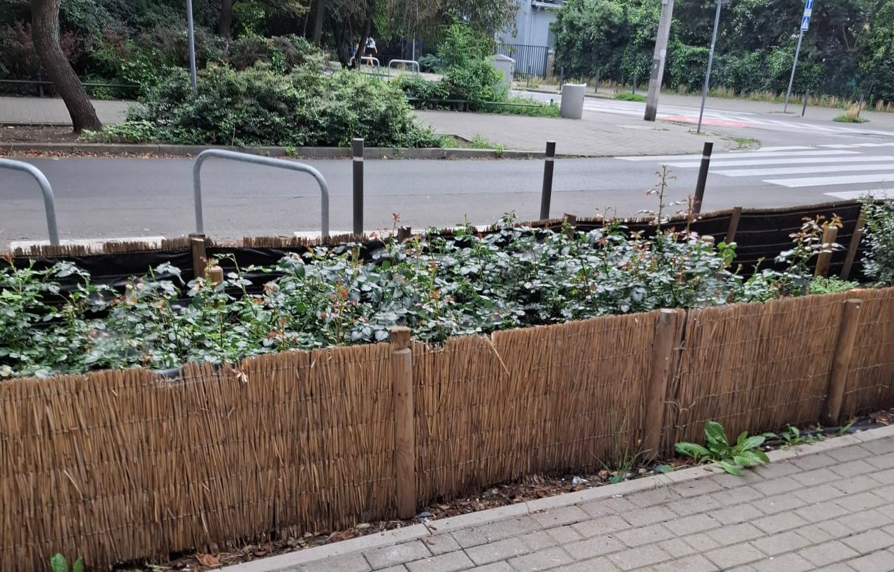 Takie 'konstrukcje' wciąż są widoczne na poznańskich ulicach. "Czyżby brakowało pieniędzy?"