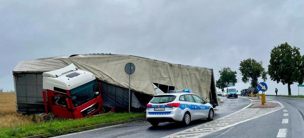 Utrudnienia na drodze krajowej na północy regionu. Ciężarówka w rowie, trzeba przeładować towar