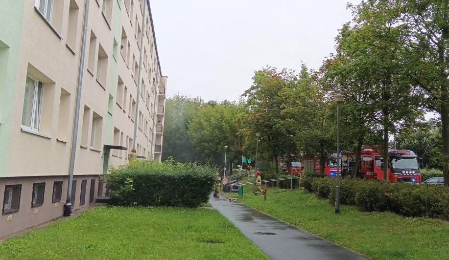 Kilka zastępów strażaków na poznańskim osiedlu. "Z mieszkania wydobywał się dym"