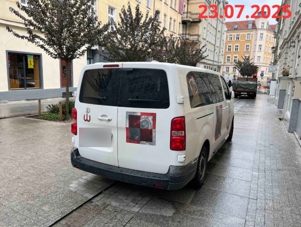 Notorycznie parkuje na poznańskim deptaku "jak na prywatnym podwórku". "Celowo, by uniknąć opłat w SPP"